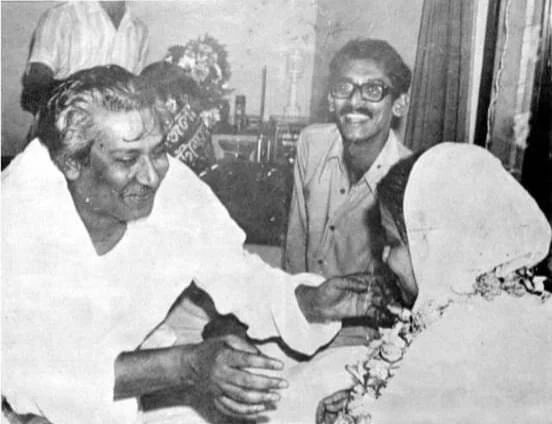 ব্লগটি সন্ধান করুন ১৯৭৫ সালের ১৭ মার্চ বঙ্গবন্ধু তাঁর জন্মদিনে স্ত্রী বেগম ফজিলাতুন্নেছা মুজিব কে ফুলের মালা পরিয়ে দিচ্ছেন