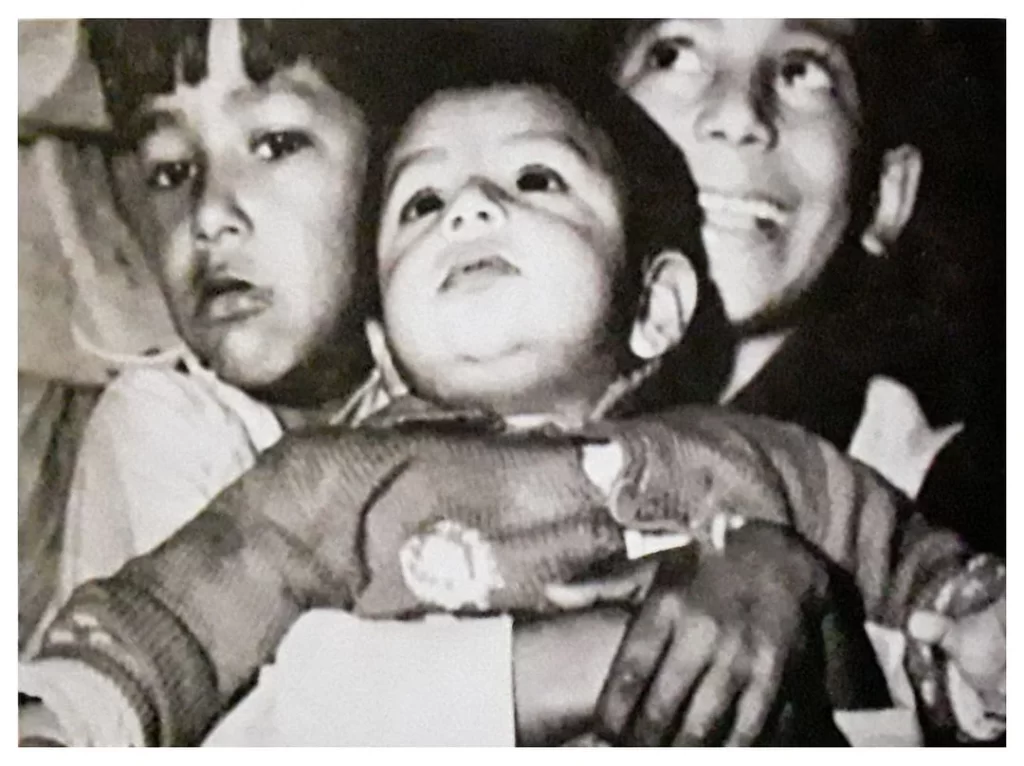 ১৯৭২ : শেখ রাসেলের কোলে ভাগ্নে সজীব ওয়াজেদ জয়, পাশে রাসেলের খেলার সাথি ফুফাতো ভাই আরিফ